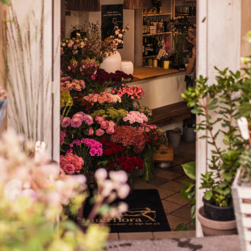 Floral Magic: Stylish Home Décor Ideas with Flowers